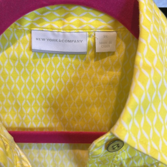 New York & Co. yellow/white print 3/4 sleeve ruffled button down top size XS - Picture 2 of 3
